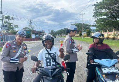 Peringati HUT Polwan ke – 77, Ditlantas Polda Papua Barat Gelar Kegiatan Simpatik sentuh Hati Pengendara 