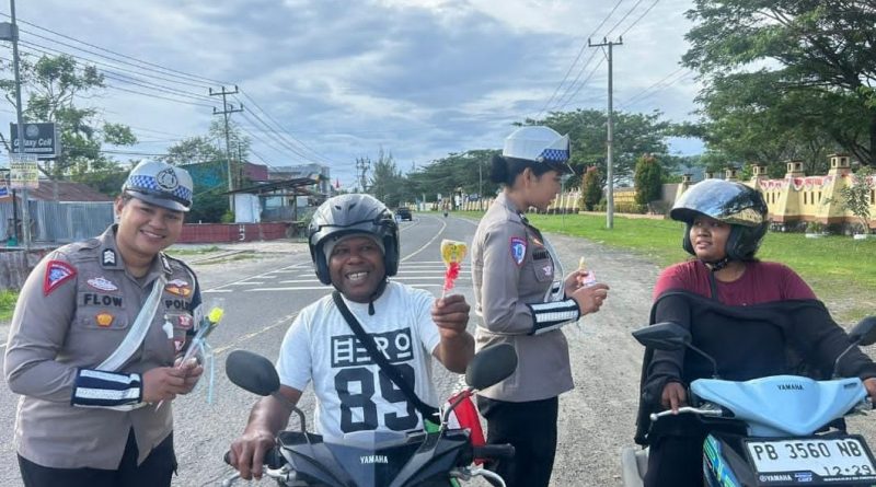 Peringati HUT Polwan ke – 77, Ditlantas Polda Papua Barat Gelar Kegiatan Simpatik sentuh Hati Pengendara 