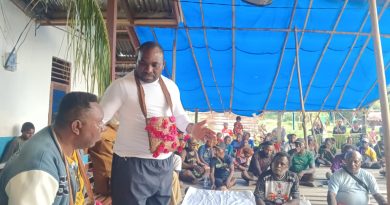 Serahkan SK Pelaksana Tugas Kadistrik Yamor, Ini Pesan Wabup Isak Waryensi