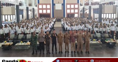 Bupati Yohanis Manibuy Tekankan Kedisiplinan dan Profesionalisme PPPK Paruh Waktu Saat Penyerahan SK