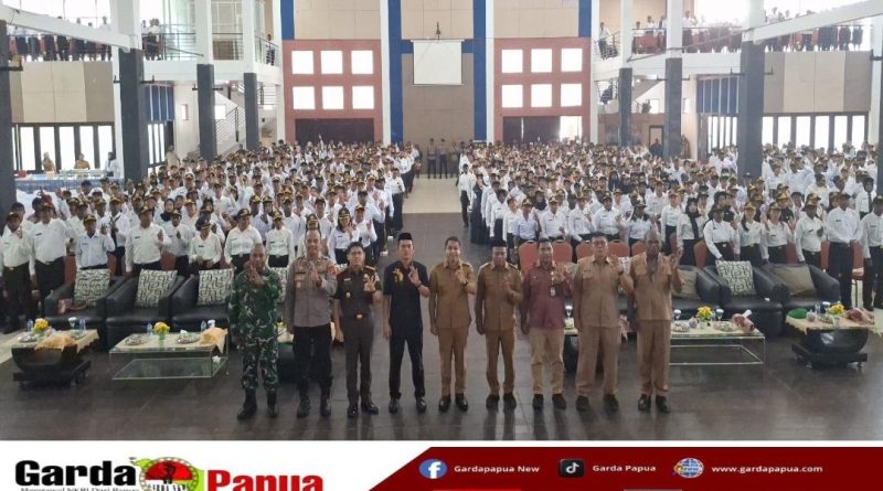 Bupati Yohanis Manibuy Tekankan Kedisiplinan dan Profesionalisme PPPK Paruh Waktu Saat Penyerahan SK