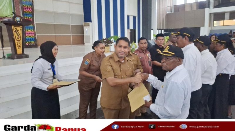 Wujud Kebijakan dan Keberpihakan Bupati Yohanis Manibuy, 1.054 Tenaga Honorer Terima SK PPPK