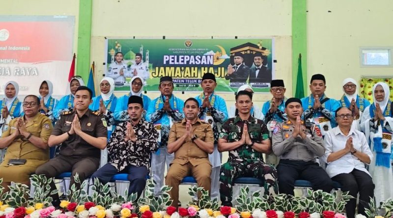 Lepas 17 CJH Teluk Bintuni, Bupati Yohanis Manibuy Titip Pesan Kekompakan dan Saling Jaga Selama di Tanah Suci