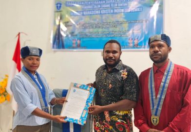 Jhoni Orocomna Resmi Terima Mandat sebagai Ketua GMKI Calon Cabang Teluk Bintuni