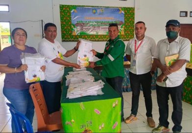 Kolaborasi Serasi HUT ke 23 Teluk Bintuni, Genting Oil Kasuri Salurkan Bantuan Kaos Panitia