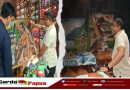 Borong Dua Karya Seni Rupa, Bupati Yohanis Manibuy Tegaskan Kecintaan pada Seni Lukis Papua