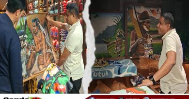 Borong Dua Karya Seni Rupa, Bupati Yohanis Manibuy Tegaskan Kecintaan pada Seni Lukis Papua
