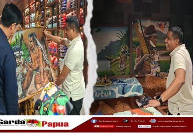 Borong Dua Karya Seni Rupa, Bupati Yohanis Manibuy Tegaskan Kecintaan pada Seni Lukis Papua