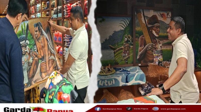 Borong Dua Karya Seni Rupa, Bupati Yohanis Manibuy Tegaskan Kecintaan pada Seni Lukis Papua
