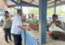 Borong Dagangan Mama Papua, Bupati Yohanis Manibuy Tunjukkan Keberpihakan pada Ekonomi Rakyat