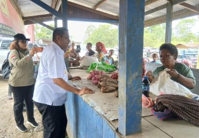 Borong Dagangan Mama Papua, Bupati Yohanis Manibuy Tunjukkan Keberpihakan pada Ekonomi Rakyat
