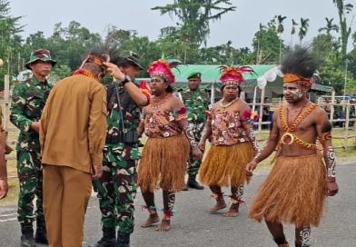 Adat Arfak Sambut Wabup Mansel Buka TMMD Ke-130 di Lapangan Garuda Ransiki