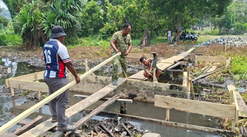 Satgas TMMD ke-130 Mansel Lanjutkan Pembangunan Jembatan Pasang Bekisting Pondasi