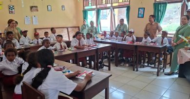 Tanamkan Hidup Sehat Sejak Dini, Persit Mansel Edukasi Anak Yamboi melalui Program TMMD ke-130