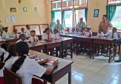 Tanamkan Hidup Sehat Sejak Dini, Persit Mansel Edukasi Anak Yamboi melalui Program TMMD ke-130