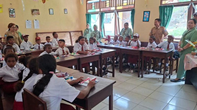 Tanamkan Hidup Sehat Sejak Dini, Persit Mansel Edukasi Anak Yamboi melalui Program TMMD ke-130