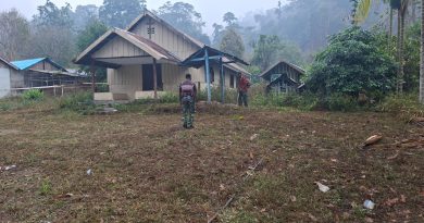 Peduli Kenyamanan Ibadah, Satgas TMMD ke-130 Kodim/1808 Bersihkan Gereja Kampung Yamboi Mansel